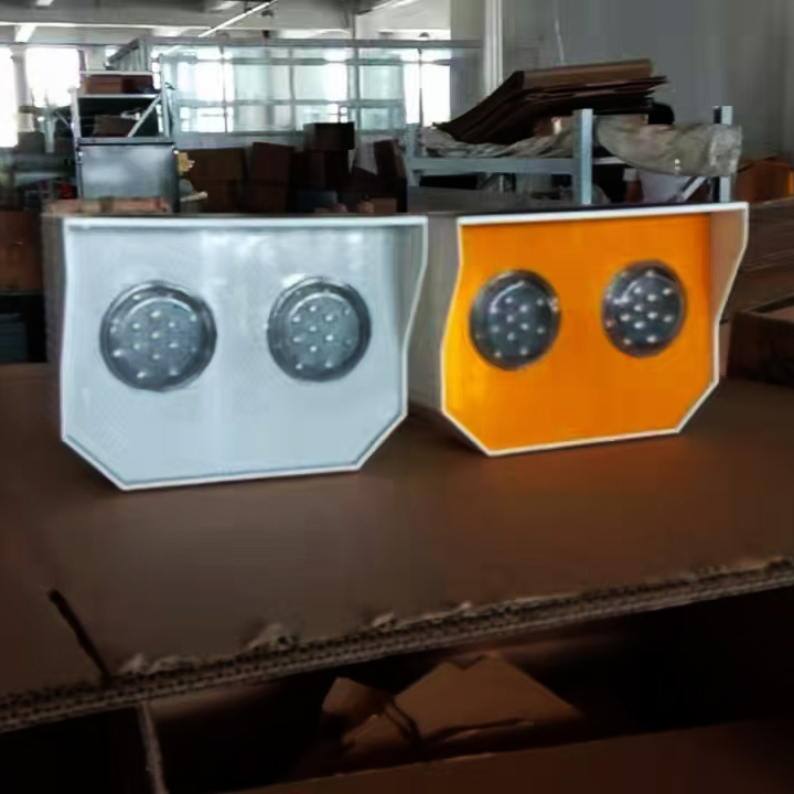 江苏公路视线引导警示灯同步太阳能警示灯智能交通设施